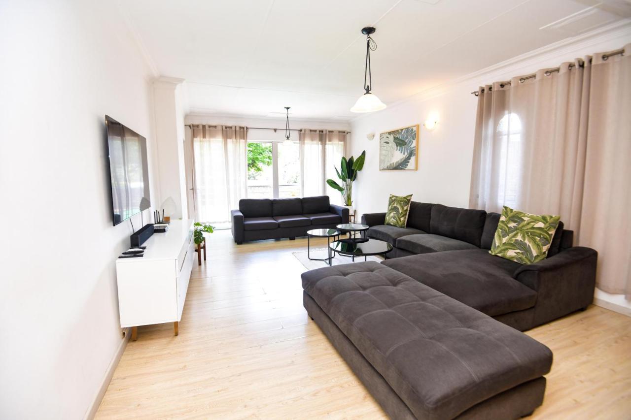 Spacious Menlyn Maine Villa Pretoria-Noord Extérieur photo