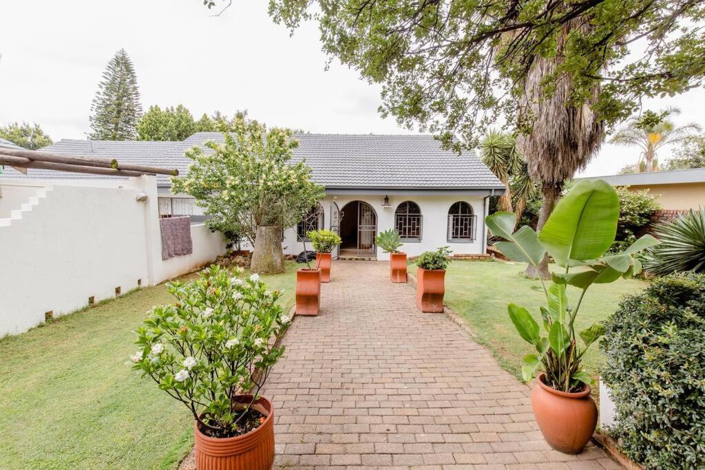 Spacious Menlyn Maine Villa Pretoria-Noord Extérieur photo